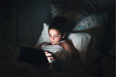 sick child - Girl in bed illuminated by light from digital tablet Stock Photo - Premium Royalty-Free, Code: 614-09057519