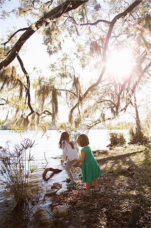 family photo usa - Girls playing by lake, Orlando, Florida, United States, North America Stock Photo - Premium Royalty-Free, Code: 614-09057535