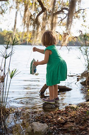simsearch:614-08884796,k - Girl playing with toy boat in lake, Orlando, Florida, United States, North America Photographie de stock - Premium Libres de Droits, Code: 614-09057537
