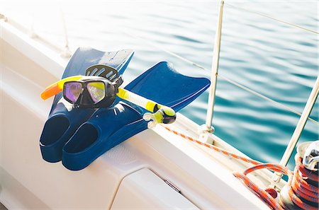 Diving flippers and goggles on boat Stockbilder - Premium RF Lizenzfrei, Bildnummer: 614-09078717
