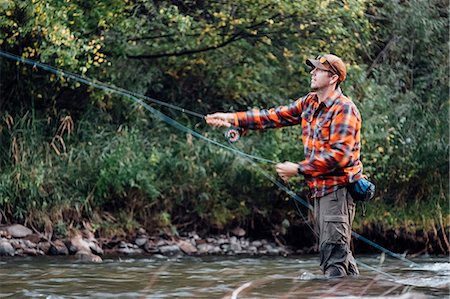 sport - Man wading in river, fishing Photographie de stock - Premium Libres de Droits, Code: 614-09078744