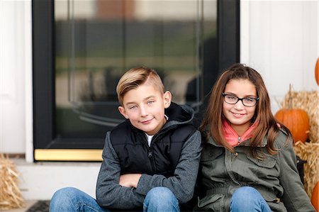 simsearch:614-09056681,k - Portrait of boy and twin sister in front porch Fotografie stock - Premium Royalty-Free, Codice: 614-09078776