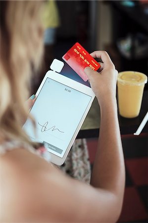 simsearch:649-07520743,k - Over shoulder view of young woman holding digital tablet and credit card Photographie de stock - Premium Libres de Droits, Code: 614-09078771