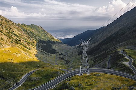 simsearch:614-09213873,k - Elevated view of winding road through mountains, Draja, Vaslui, Romania Photographie de stock - Premium Libres de Droits, Code: 614-09078836