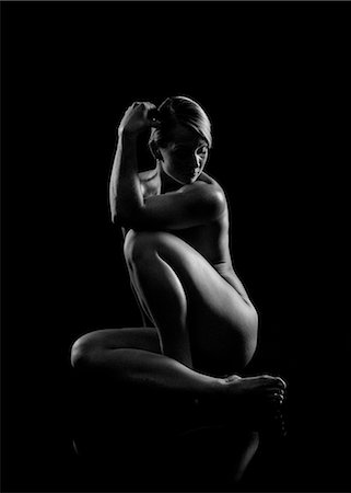 fitness black and white - Poised B&W portrait of naked young female weightlifter Foto de stock - Sin royalties Premium, Código: 614-09078833