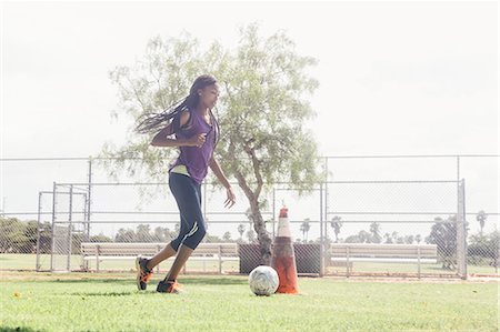 futbolista (hombre y mujer) - Teenage schoolgirl doing dribbling soccer ball practice on school sports field Foto de stock - Sin royalties Premium, Código: 614-09078942