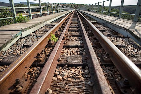 Central view of railway tracks on railway bridge Stock Photo - Premium Royalty-Free, Code: 614-09079146