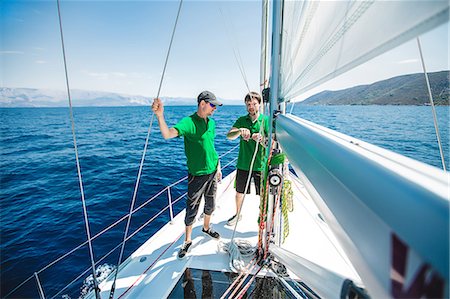 Two men yachting near coast, Croatia Photographie de stock - Premium Libres de Droits, Code: 614-09110710