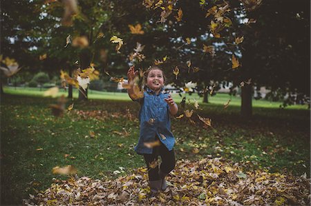 simsearch:649-08824082,k - Girl in park throwing autumn leaves Foto de stock - Sin royalties Premium, Código: 614-09110961