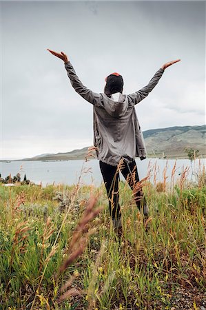 simsearch:614-09127184,k - Young woman standing near Dillon Reservoir, arms raised, rear view, Silverthorne, Colorado, USA Foto de stock - Sin royalties Premium, Código: 614-09127161