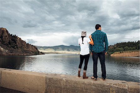 simsearch:614-09127176,k - Couple standing on wall beside Dillon Reservoir, looking at view, rear view, Silverthorne, Colorado, USA Foto de stock - Sin royalties Premium, Código: 614-09127205