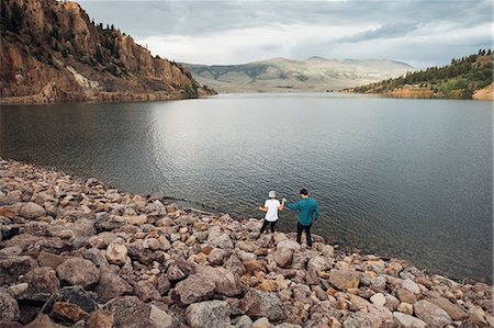Couple walking on rocks beside Dillon Reservoir, elevated view, Silverthorne, Colorado, USA Foto de stock - Sin royalties Premium, Código: 614-09127229