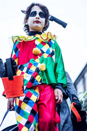 Young boys dressed in halloween costume, outdoors, low angle view Photographie de stock - Premium Libres de Droits, Code: 614-09127269