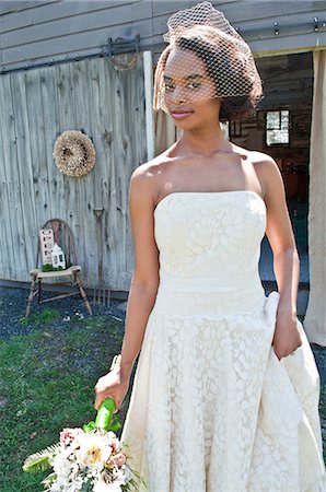 Portrait of bride wearing wedding dress, and veil, outdoors Foto de stock - Sin royalties Premium, Código: 614-09127280