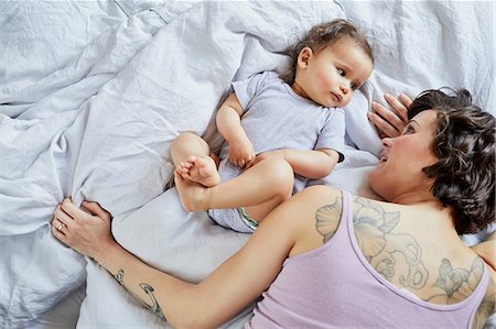 simsearch:649-09139262,k - Mother and baby girl, lying on bed together Stock Photo - Premium Royalty-Free, Code: 614-09127301