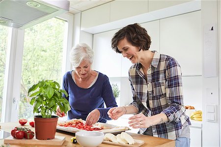 simsearch:614-08881367,k - Mother and grown daughter at home, preparing food together Photographie de stock - Premium Libres de Droits, Code: 614-09127334