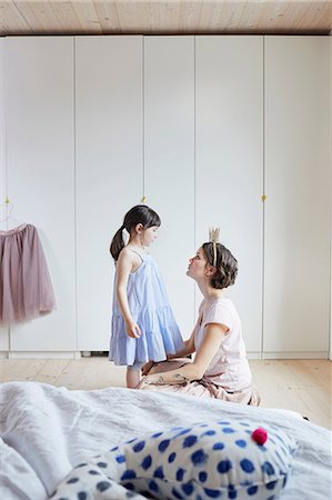 simsearch:614-09127339,k - Mother and daughter in bedroom, face to face, mother wearing crown headband Foto de stock - Sin royalties Premium, Código: 614-09127359