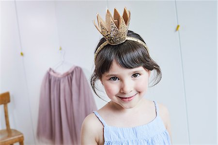 diadema - Portrait of young girl wearing crown headband, smiling Photographie de stock - Premium Libres de Droits, Code: 614-09127361