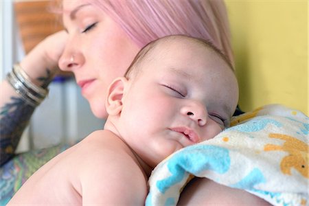 Woman asleep with sleeping baby boy on shoulder Foto de stock - Sin royalties Premium, Código: 614-09127459