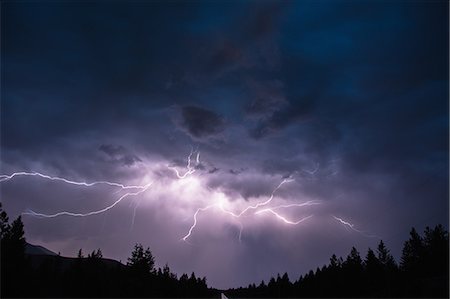 eindrucksvoll - Lightning in sky over Canadian Rocky Mountains, Kootenay Region, Fernie, British Columbia, Canada Stockbilder - Premium RF Lizenzfrei, Bildnummer: 614-09127452