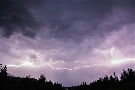 Lightning in sky over Canadian Rocky Mountains, Kootenay Region, Fernie, British Columbia, Canada Foto de stock - Sin royalties Premium, Código: 614-09127453