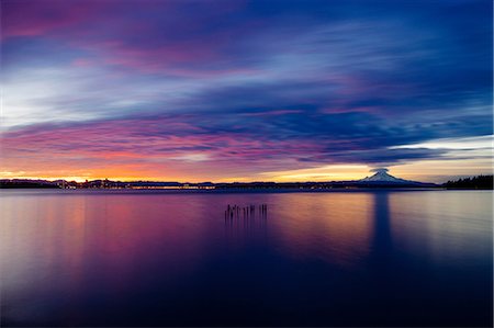 estado de washington - Wooden stumps protruding from water at sunset, Bainbridge, Washington, United States Foto de stock - Sin royalties Premium, Código: 614-09135006