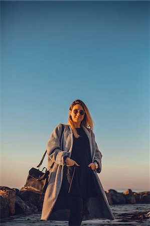 simsearch:614-09135032,k - Portrait of woman wearing sunglasses and winter coat looking at camera smiling, Odessa, Odeska Oblast, Ukraine, Eastern Europe Photographie de stock - Premium Libres de Droits, Code: 614-09147686