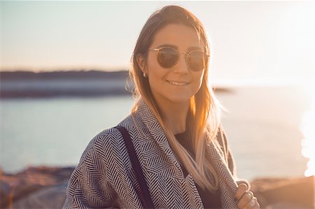 simsearch:614-08827383,k - Portrait of woman wearing sunglasses looking at camera smiling Photographie de stock - Premium Libres de Droits, Code: 614-09147690