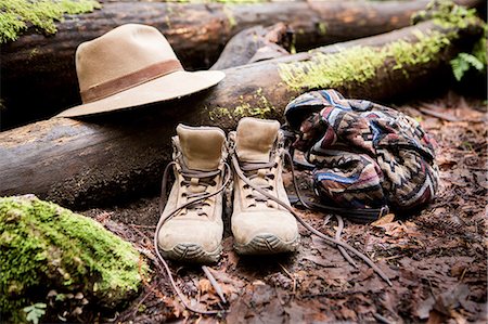 Hiking boots and trilby on mossy forest floor Photographie de stock - Premium Libres de Droits, Code: 614-09147712