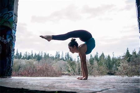 Girl practising yoga on outdoor stage Photographie de stock - Premium Libres de Droits, Code: 614-09147793