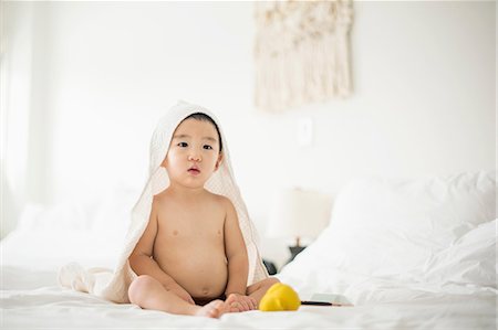 simsearch:614-08873858,k - Little boy with hooded towel in bed Photographie de stock - Premium Libres de Droits, Code: 614-09156827