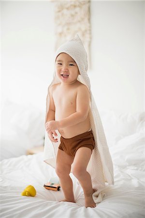 simsearch:614-03020265,k - Little boy with hooded towel in bed Stockbilder - Premium RF Lizenzfrei, Bildnummer: 614-09156829