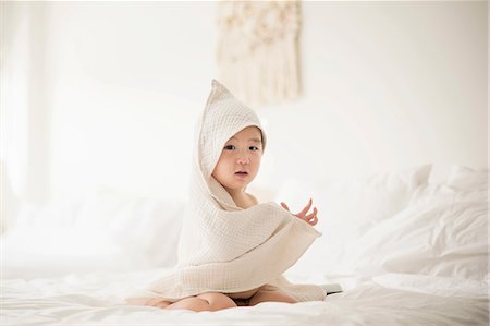 simsearch:614-08881045,k - Little boy with hooded towel in bed Fotografie stock - Premium Royalty-Free, Codice: 614-09156830