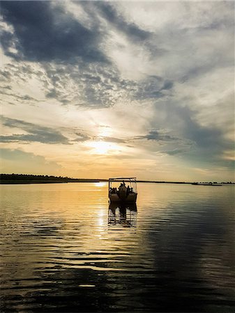 simsearch:614-09027071,k - Silhouette of boat on river at sunset, Chobe National Park, Botswana Photographie de stock - Premium Libres de Droits, Code: 614-09159541