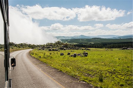 Landscape view from rural highway with low cloud over valley, South Africa Photographie de stock - Premium Libres de Droits, Code: 614-09159558