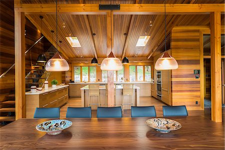 Dining table inside luxurious cedar wood home Fotografie stock - Premium Royalty-Free, Codice: 614-09159574