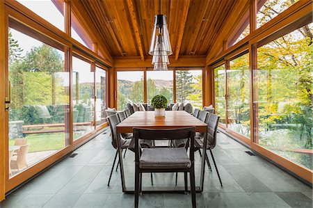 Dining table in gazebo of luxurious cedar wood home Photographie de stock - Premium Libres de Droits, Code: 614-09159575