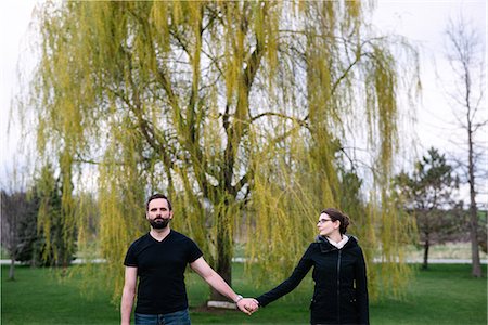Couple in front of willow tree in park, Kingston, Canada Foto de stock - Sin royalties Premium, Código: 614-09159570