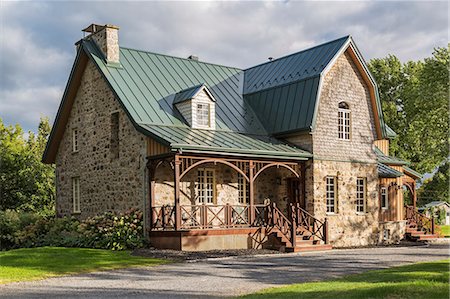 simsearch:614-09159577,k - Canadiana cottage style fieldstone house with seam sheet metal roof Foto de stock - Sin royalties Premium, Código: 614-09159585