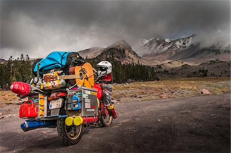 simsearch:614-07444288,k - Loaded touring motorcycle on roadside with dramatic sky over Mount Shasta, California, USA Photographie de stock - Premium Libres de Droits, Code: 614-09159596