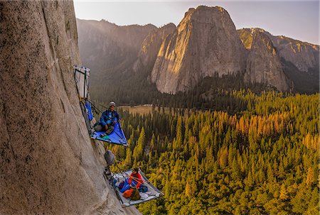 escalada - Two rock climbers on portaledges on triple direct, El Capitan, Yosemite Valley, California, USA Foto de stock - Sin royalties Premium, Código: 614-09159600
