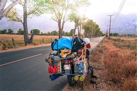 simsearch:614-07444288,k - Loaded touring motorcycle parked on roadside, High Sierra National Forest, California, USA Photographie de stock - Premium Libres de Droits, Code: 614-09159601