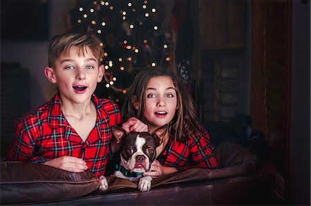 simsearch:614-06624577,k - Siblings and pet dog leaning over sofa, excited Stock Photo - Premium Royalty-Free, Code: 614-09159654