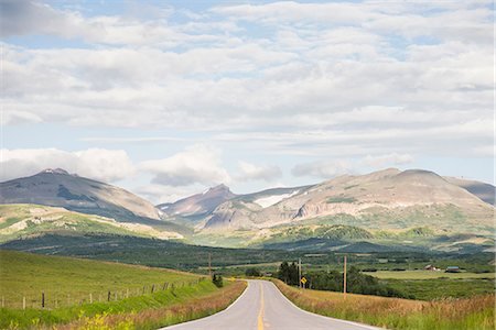 Landscape with rural road through mountain valley, Browning, Montana, USA Photographie de stock - Premium Libres de Droits, Code: 614-09159710