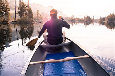 simsearch:649-09213580,k - Young man canoeing on Echo Lake, rear view, High Sierras, California, USA Photographie de stock - Premium Libres de Droits, Code: 614-09168122