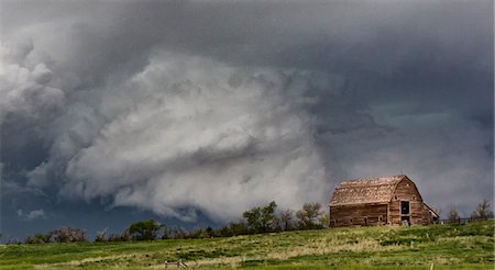 severo - Mesocyclone as rotating thunderstorm, barn in foreground, Chugwater, Wyoming, US Foto de stock - Royalty Free Premium, Número: 614-09168137