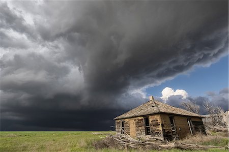 storm sky - Intense sunshine and severe thunderstorm, barn in foreground, Cope, Colorado, US Foto de stock - Sin royalties Premium, Código: 614-09168140