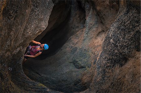 roca volcánica - Man rock climbing, high angle view, Smith Rock State Park, Terrebonne, Oregon, United States Foto de stock - Sin royalties Premium, Código: 614-09168158