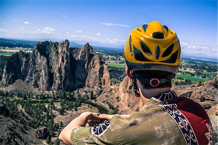 simsearch:614-09168157,k - Rock climber looking away at rock formation, Smith Rock State Park, Terrebonne, Oregon, United States Foto de stock - Royalty Free Premium, Número: 614-09168153