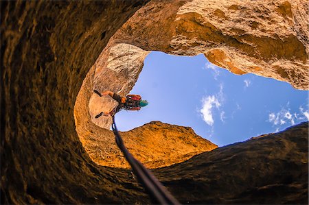 simsearch:614-09168157,k - Man abseiling, low angle view, Smith Rock State Park, Terrebonne, Oregon, United States Foto de stock - Royalty Free Premium, Número: 614-09168160